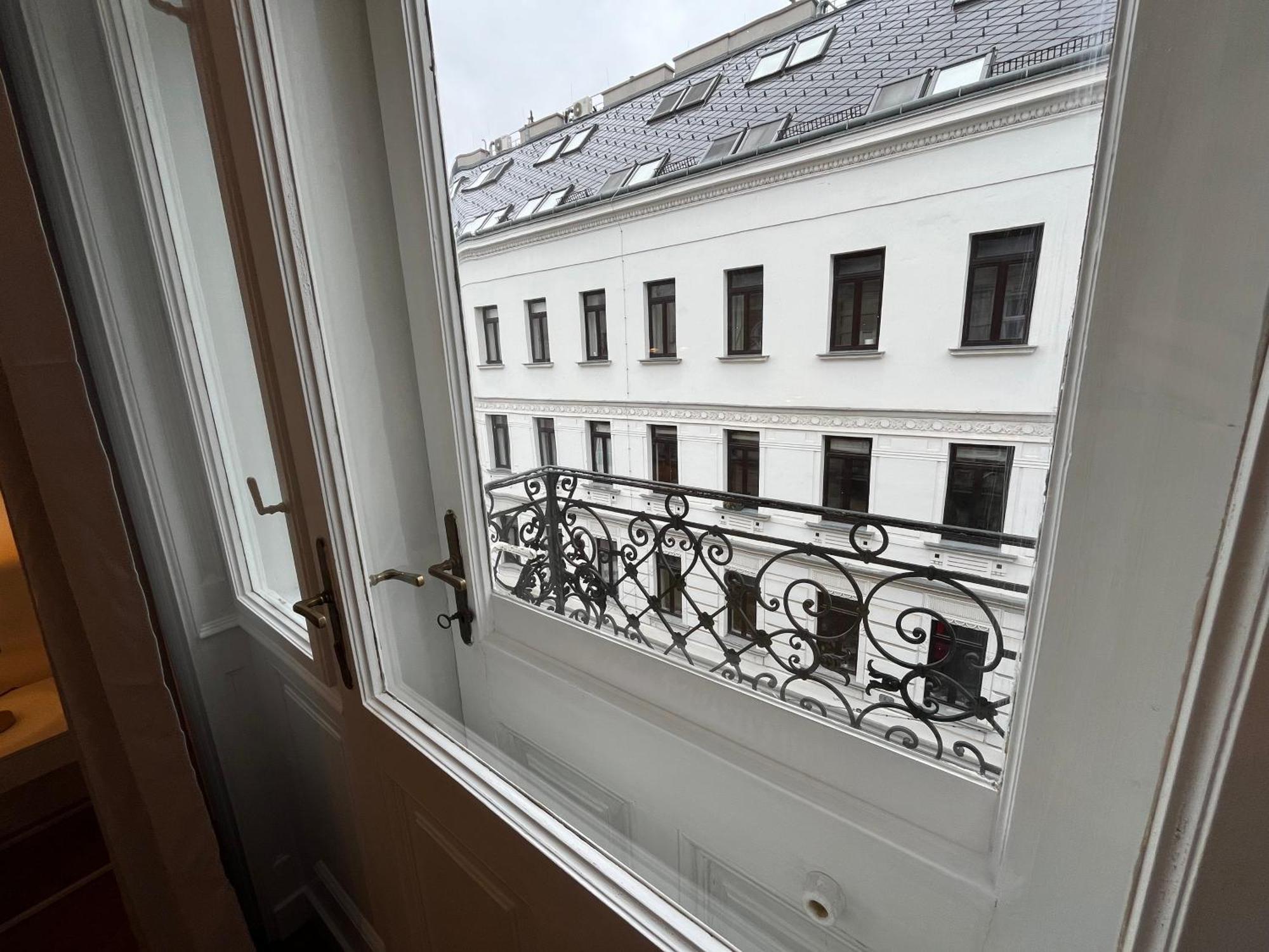 Grosszuegiger Wiener Altbau Gleich Neben Schoenbrunn エクステリア 写真